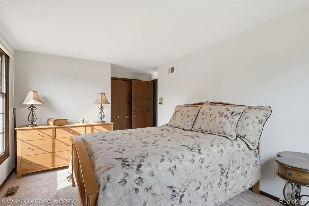 3260 Ravinewood Drive Commerce Charter Township, MI 48382