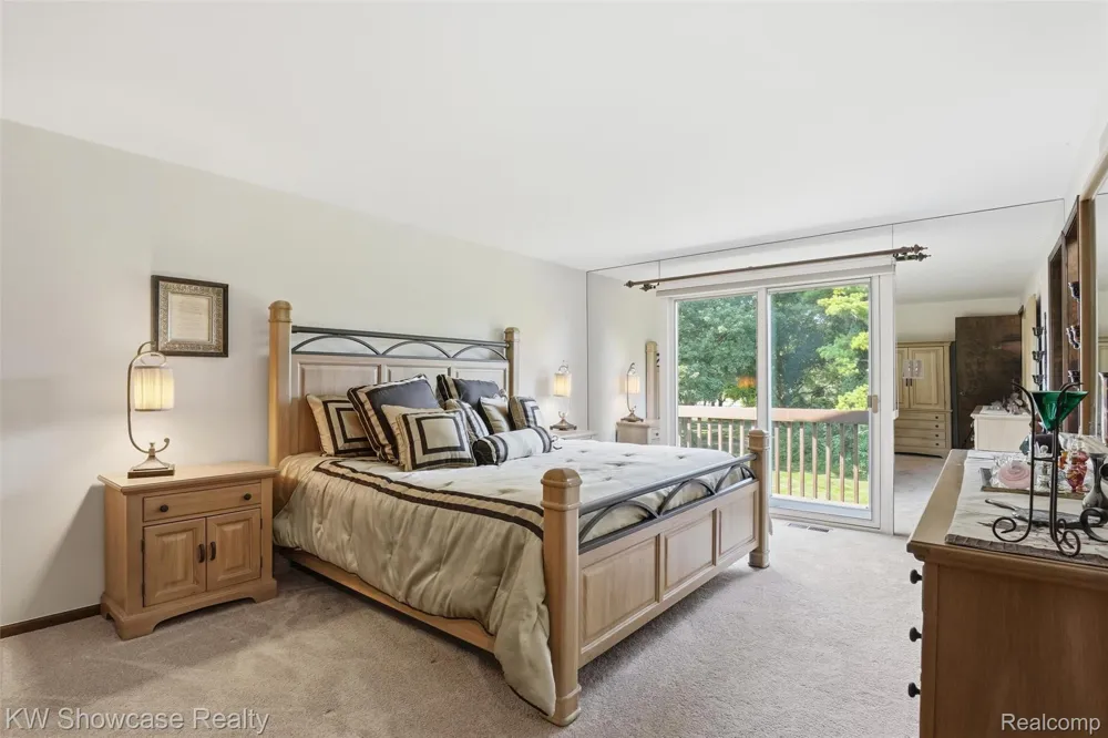 3260 Ravinewood Drive Commerce Charter Township, MI 48382