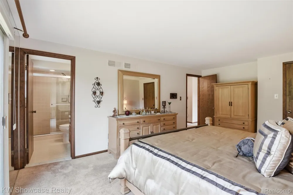 3260 Ravinewood Drive Commerce Charter Township, MI 48382