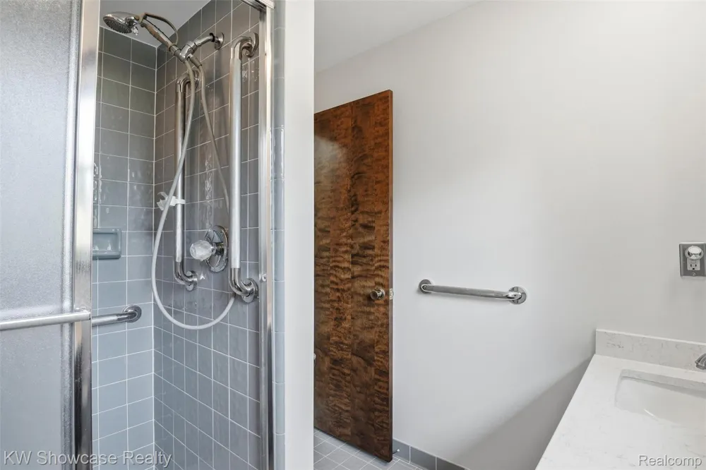 3260 Ravinewood Drive Commerce Charter Township, MI 48382