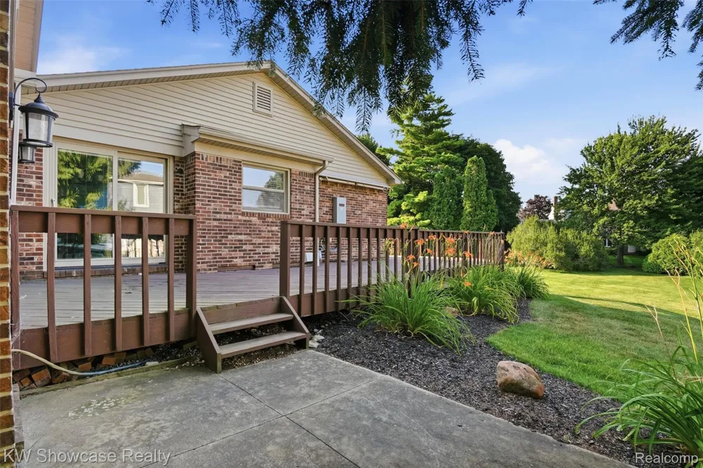 3260 Ravinewood Drive Commerce Charter Township, MI 48382