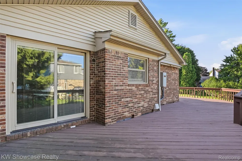 3260 Ravinewood Drive Commerce Charter Township, MI 48382