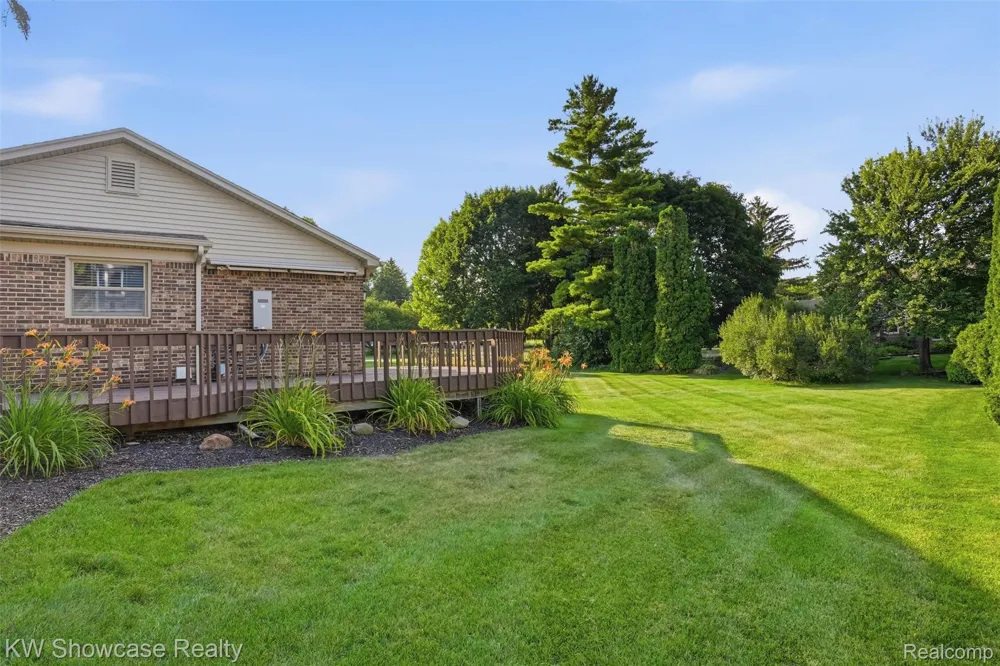 3260 Ravinewood Drive Commerce Charter Township, MI 48382