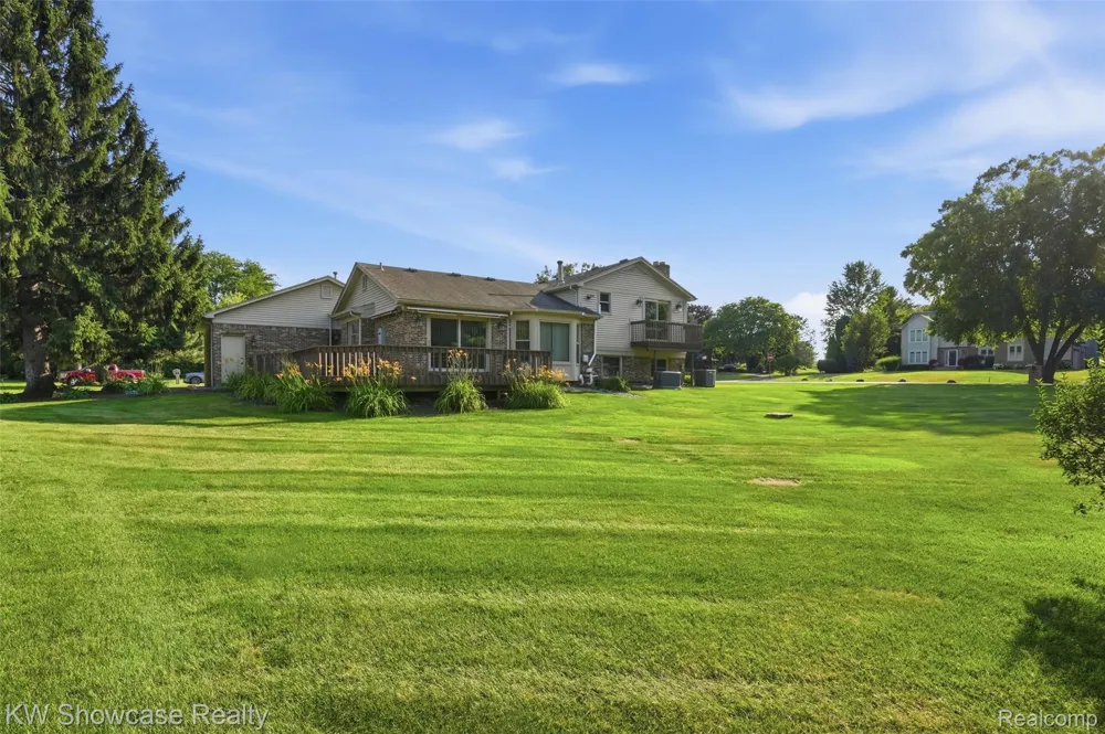 3260 Ravinewood Drive Commerce Charter Township, MI 48382