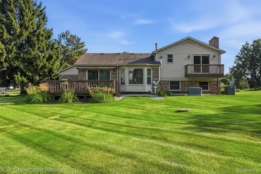 3260 Ravinewood Drive Commerce Charter Township, MI 48382