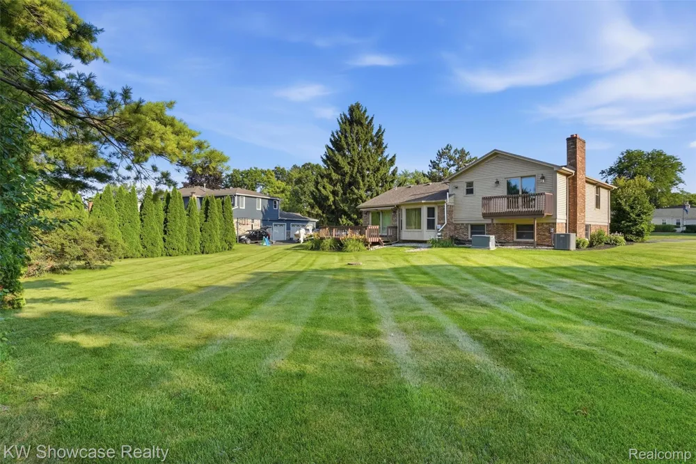 3260 Ravinewood Drive Commerce Charter Township, MI 48382
