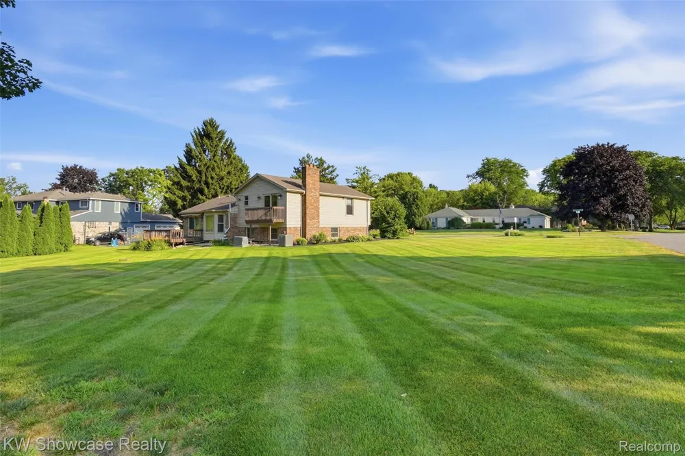 3260 Ravinewood Drive Commerce Charter Township, MI 48382