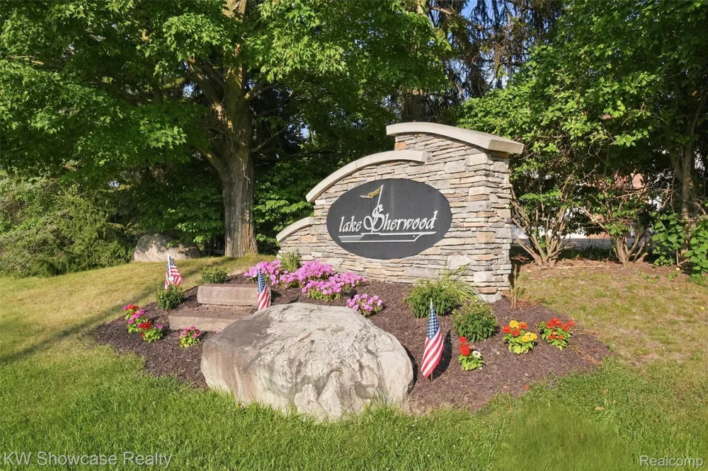 3260 Ravinewood Drive Commerce Charter Township, MI 48382