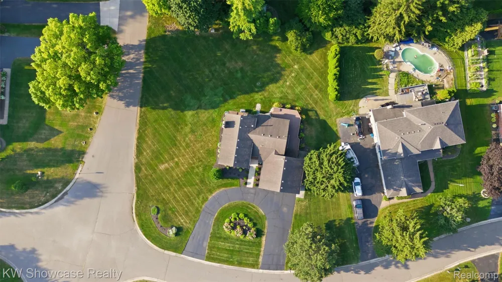 3260 Ravinewood Drive Commerce Charter Township, MI 48382