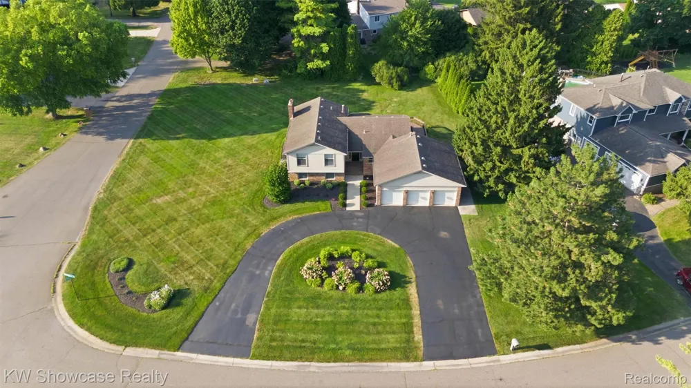 3260 Ravinewood Drive Commerce Charter Township, MI 48382