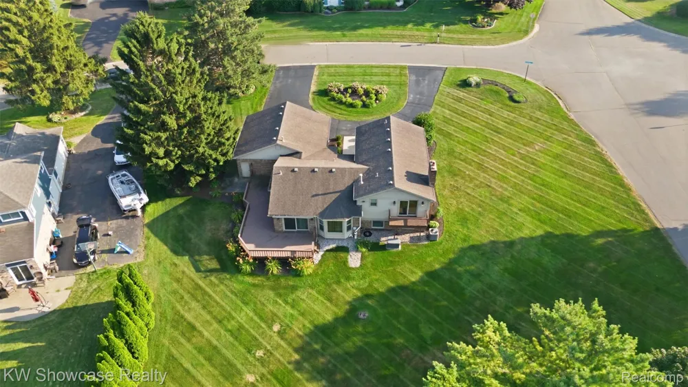 3260 Ravinewood Drive Commerce Charter Township, MI 48382