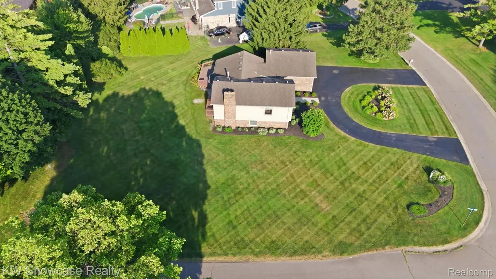 3260 Ravinewood Drive Commerce Charter Township, MI 48382