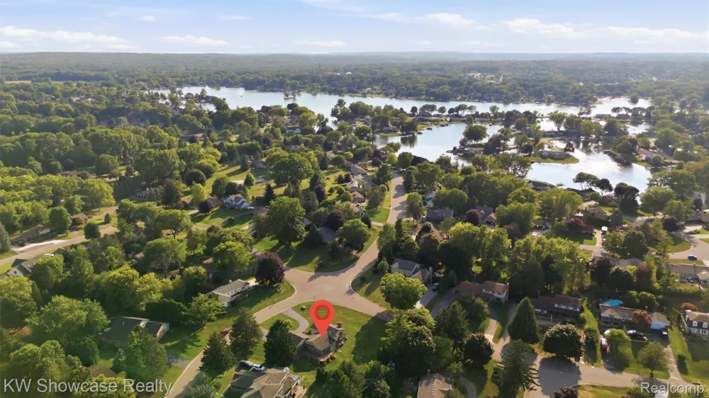 3260 Ravinewood Drive Commerce Charter Township, MI 48382