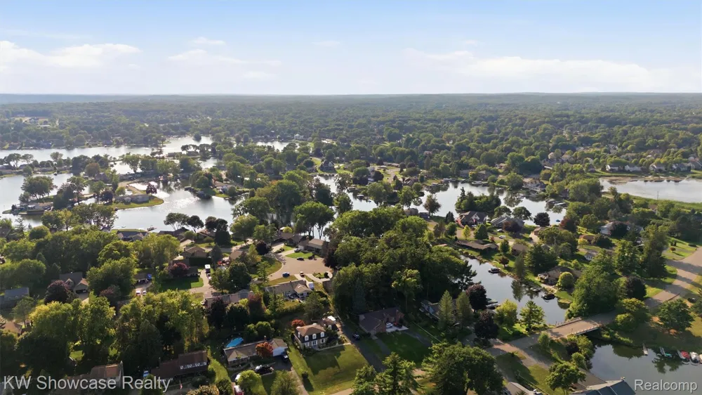 3260 Ravinewood Drive Commerce Charter Township, MI 48382