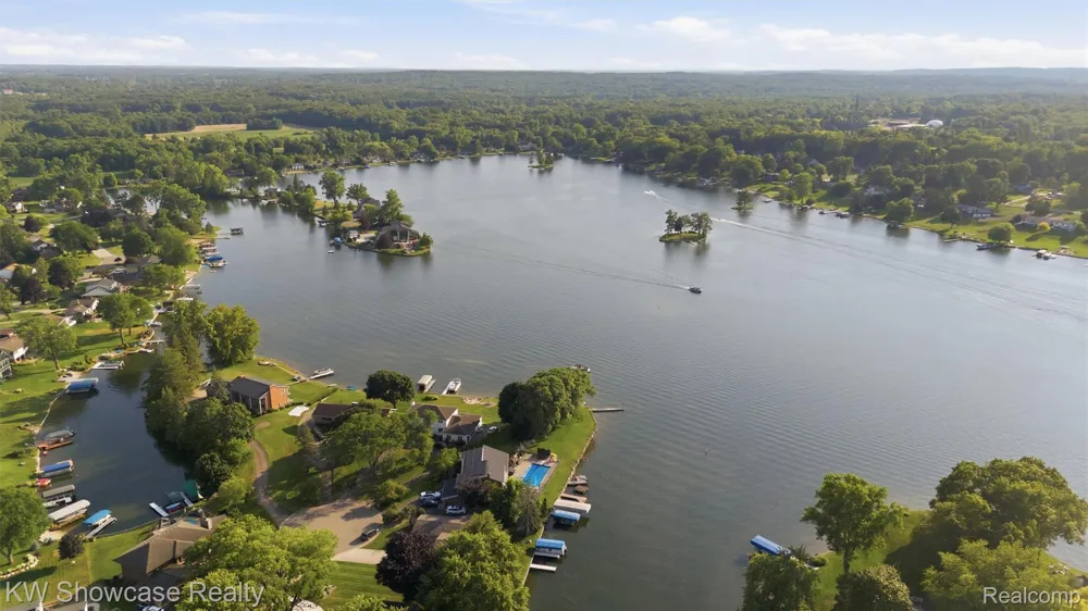 3260 Ravinewood Drive Commerce Charter Township, MI 48382