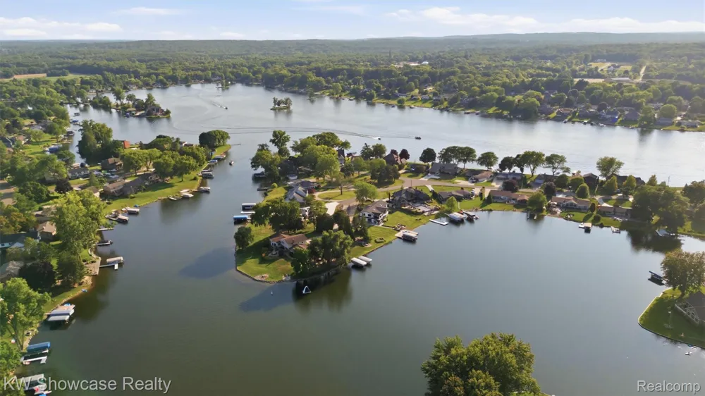 3260 Ravinewood Drive Commerce Charter Township, MI 48382
