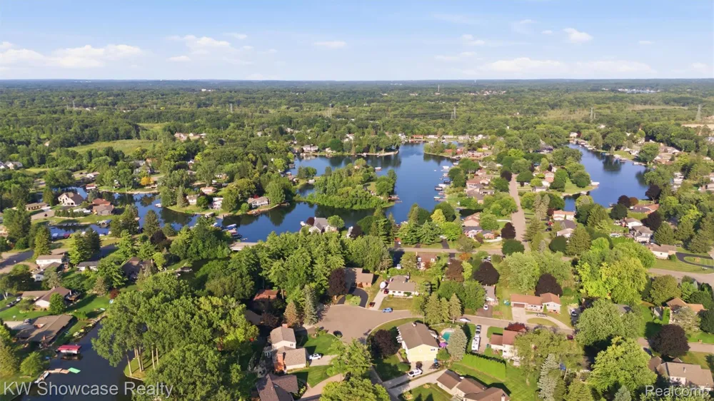 3260 Ravinewood Drive Commerce Charter Township, MI 48382