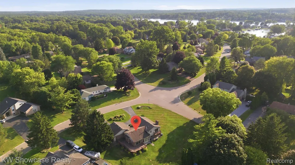 3260 Ravinewood Drive Commerce Charter Township, MI 48382