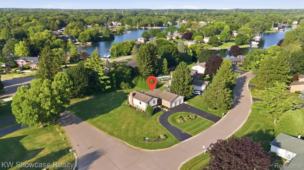 3260 Ravinewood Drive Commerce Charter Township, MI 48382