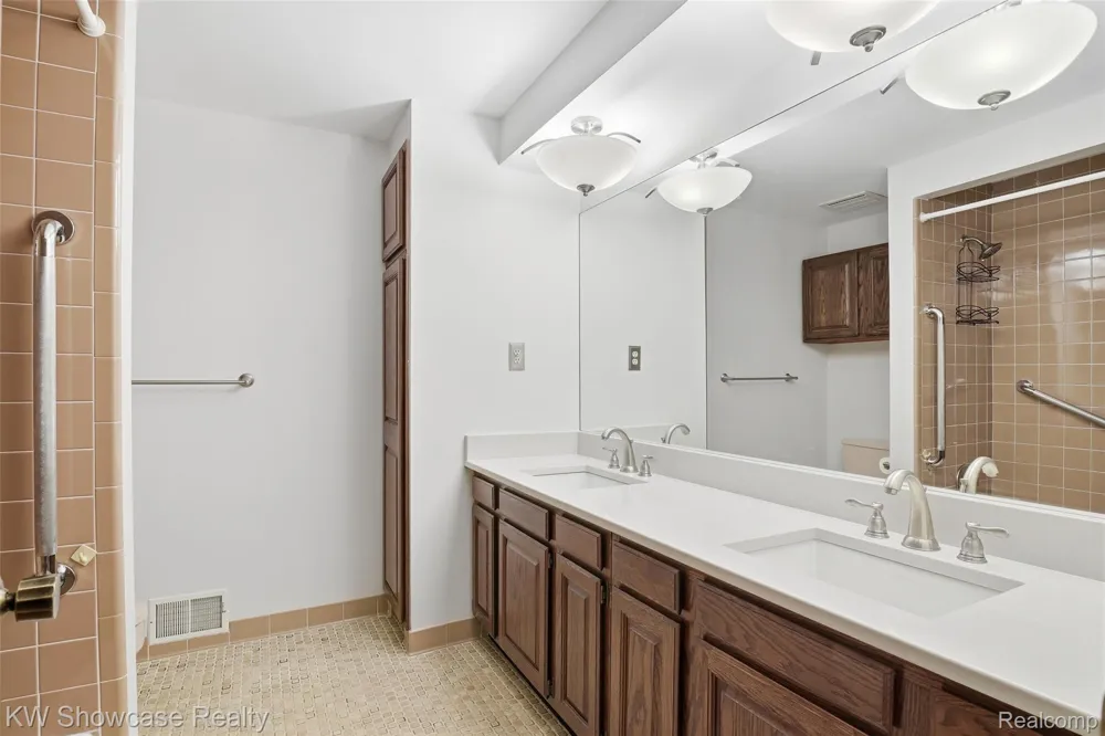 3260 Ravinewood Drive Commerce Charter Township, MI 48382