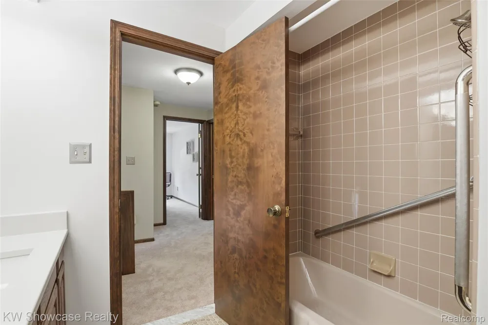 3260 Ravinewood Drive Commerce Charter Township, MI 48382