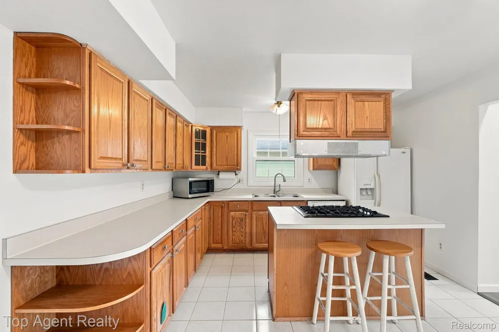 2975 Hill Drive Troy City, MI 48085