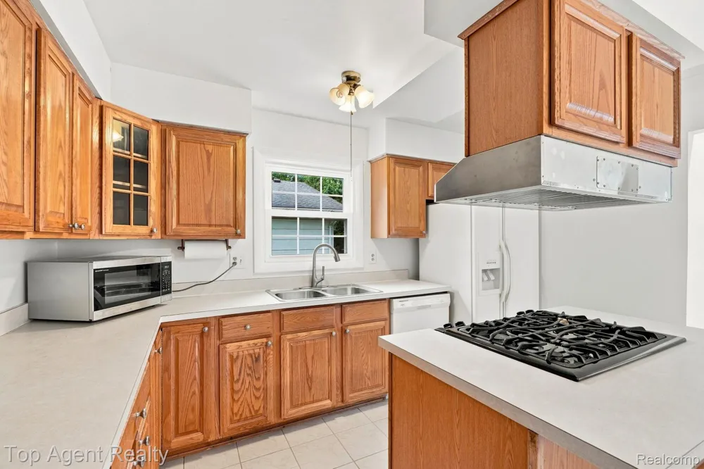 2975 Hill Drive Troy City, MI 48085
