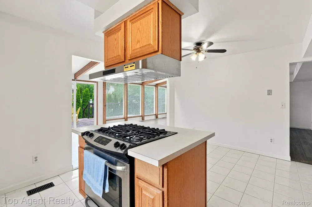 2975 Hill Drive Troy City, MI 48085