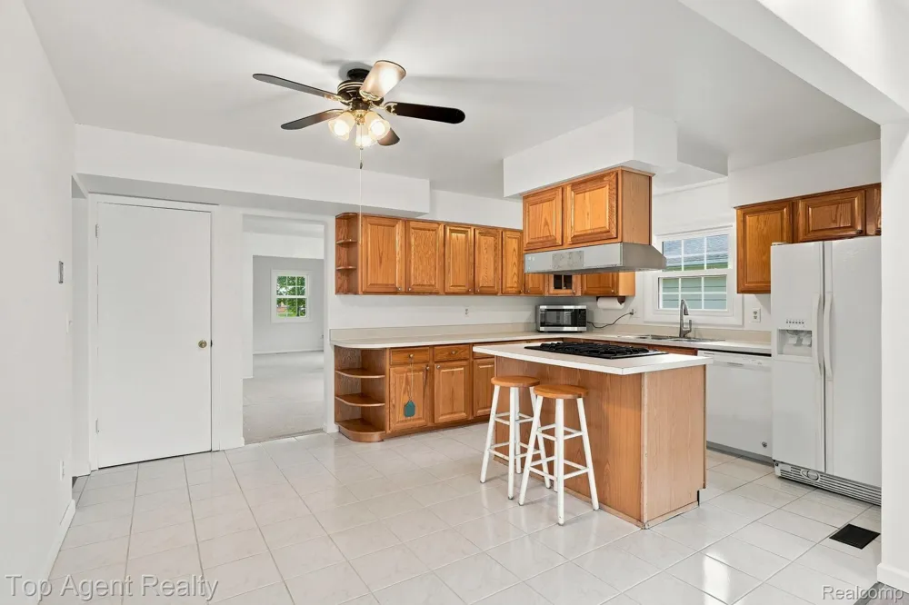 2975 Hill Drive Troy City, MI 48085