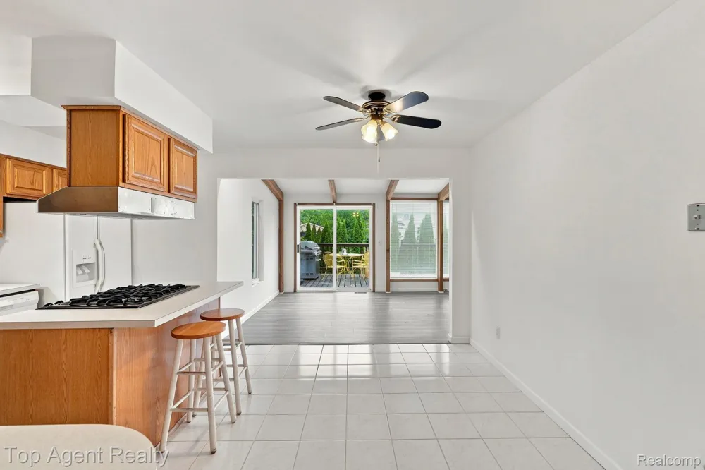 2975 Hill Drive Troy City, MI 48085