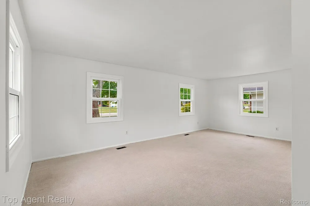 2975 Hill Drive Troy City, MI 48085