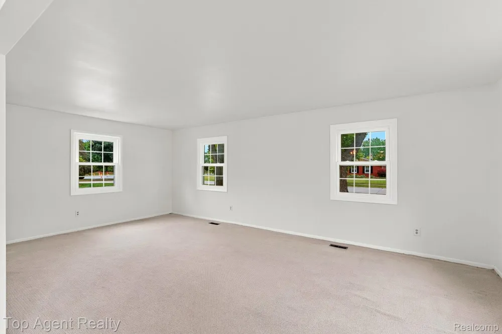 2975 Hill Drive Troy City, MI 48085