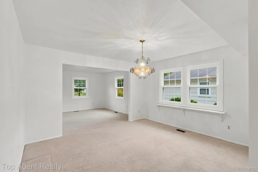 2975 Hill Drive Troy City, MI 48085