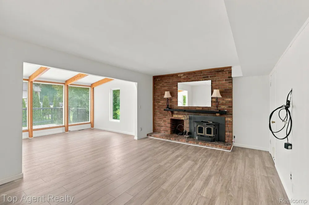 2975 Hill Drive Troy City, MI 48085