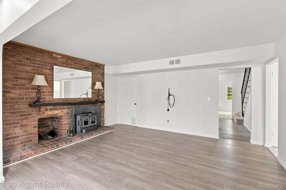 2975 Hill Drive Troy City, MI 48085