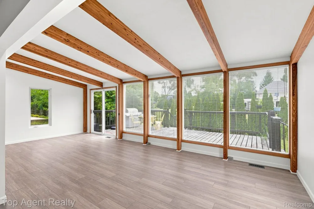2975 Hill Drive Troy City, MI 48085