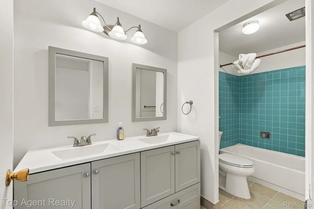 2975 Hill Drive Troy City, MI 48085