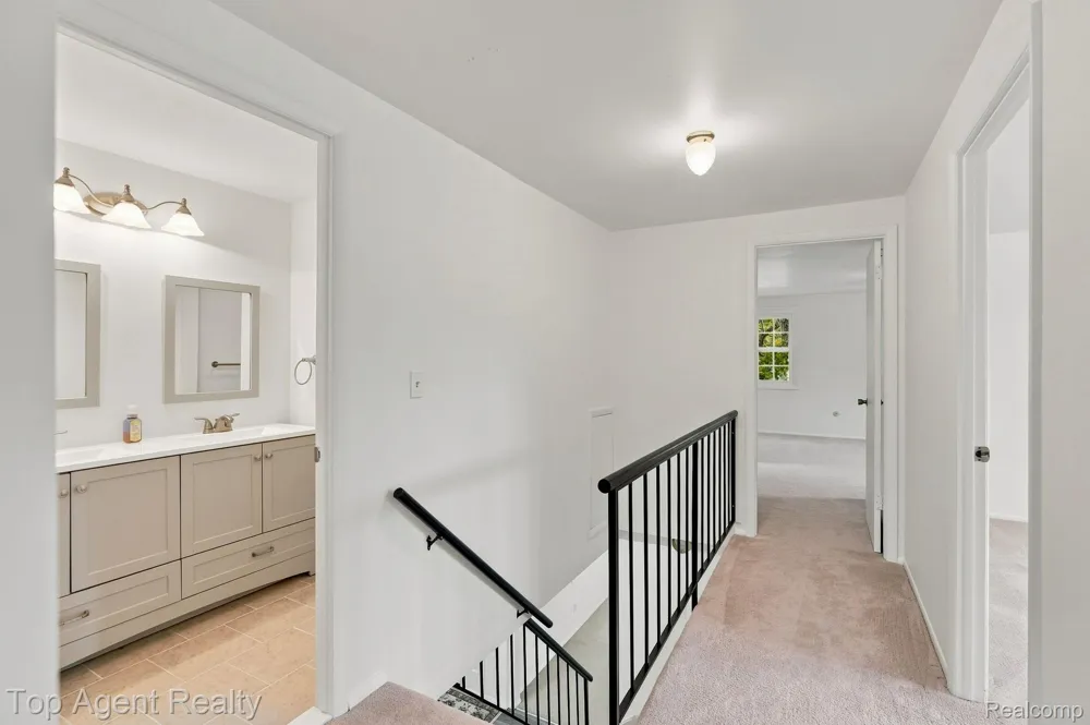 2975 Hill Drive Troy City, MI 48085