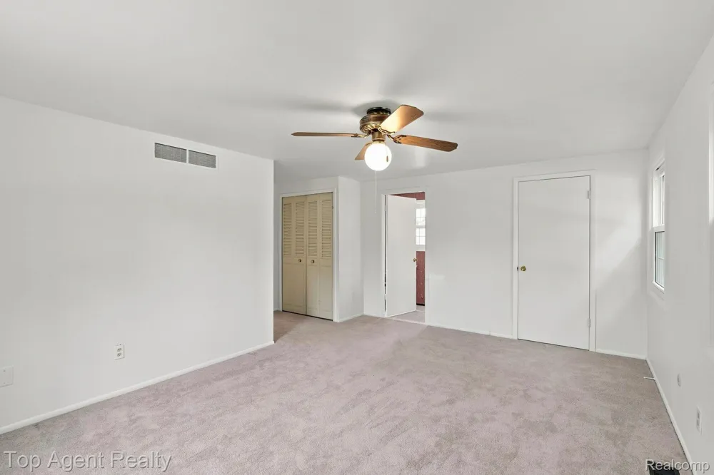 2975 Hill Drive Troy City, MI 48085