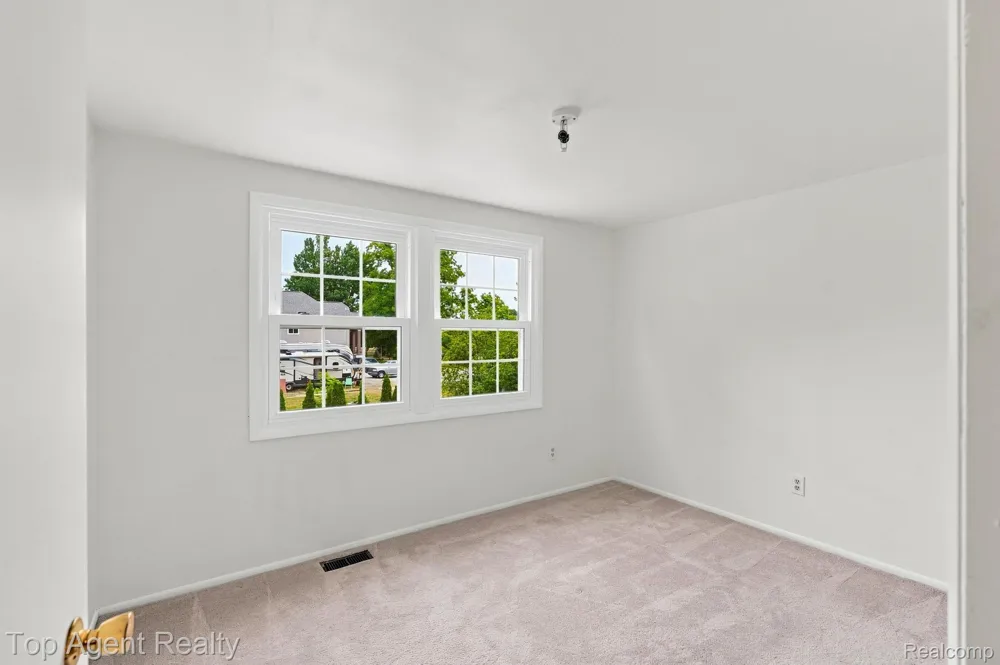 2975 Hill Drive Troy City, MI 48085