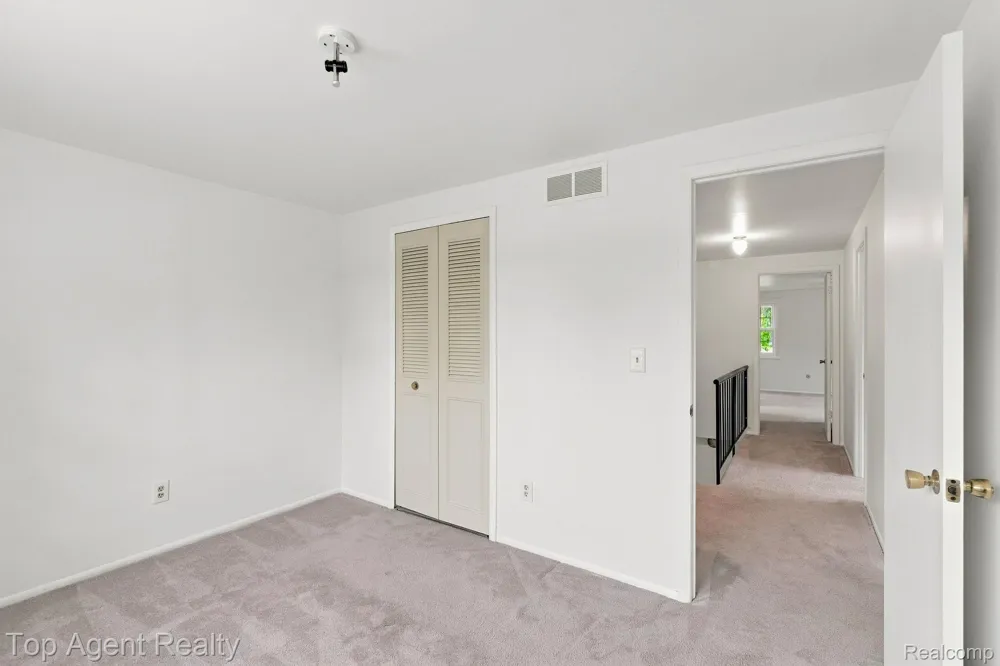 2975 Hill Drive Troy City, MI 48085