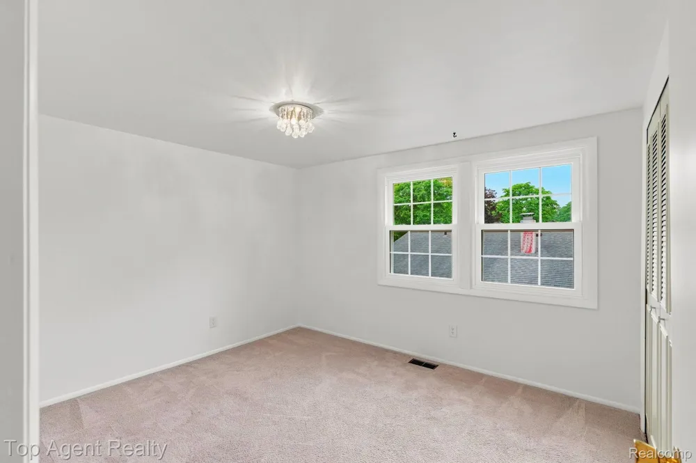 2975 Hill Drive Troy City, MI 48085