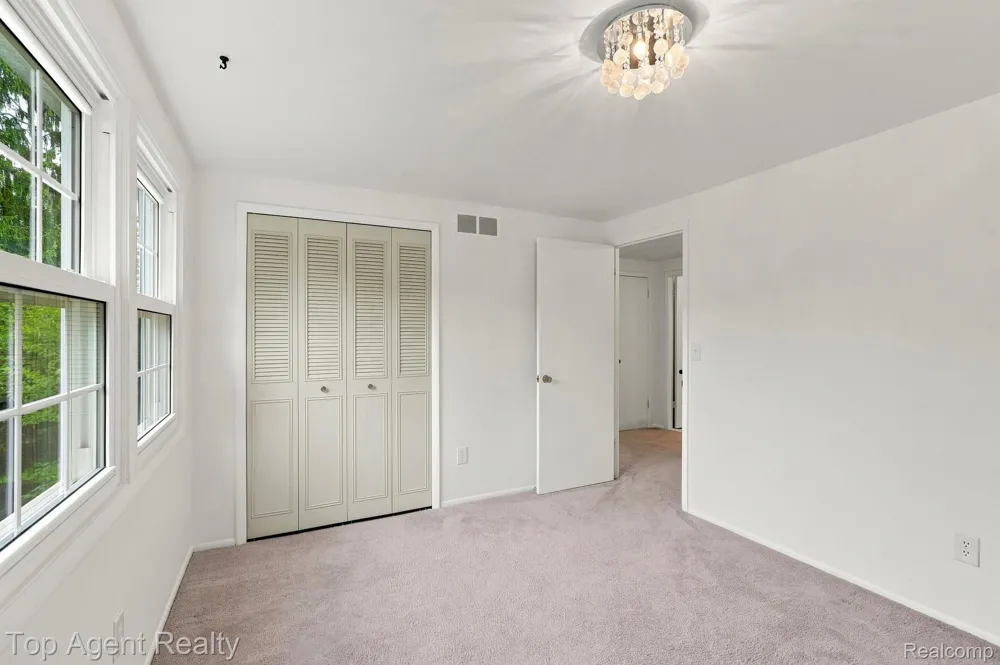 2975 Hill Drive Troy City, MI 48085