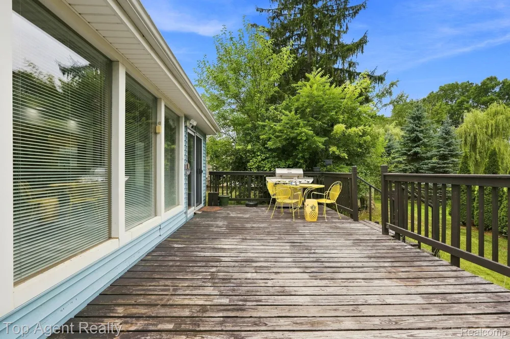 2975 Hill Drive Troy City, MI 48085
