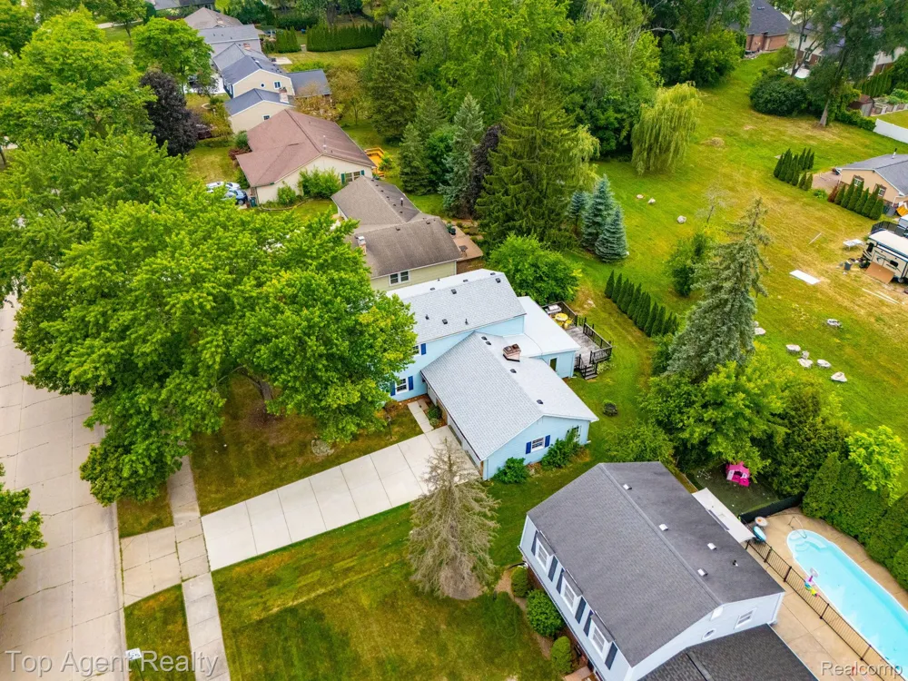 2975 Hill Drive Troy City, MI 48085