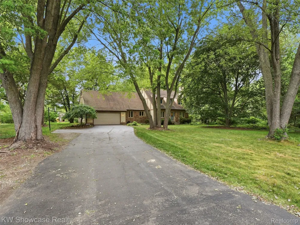 3360 Pleasant Valley Road Brighton Township, MI 48114