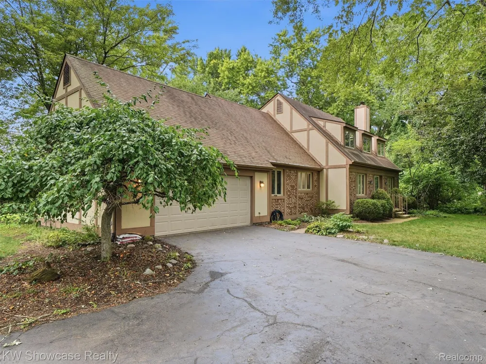 3360 Pleasant Valley Road Brighton Township, MI 48114