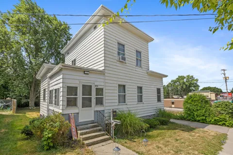 852 Leonard Street NE