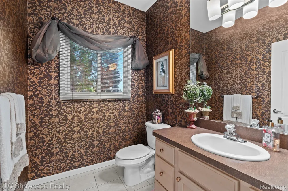 2955 Ivy Hill Drive Commerce Charter Township, MI 48382