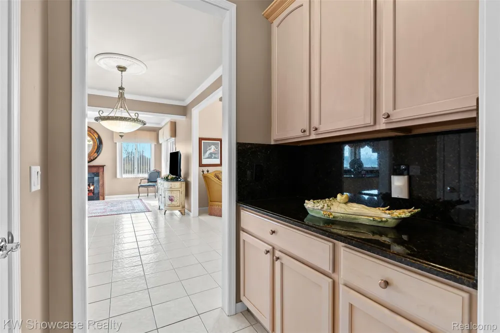2955 Ivy Hill Drive Commerce Charter Township, MI 48382